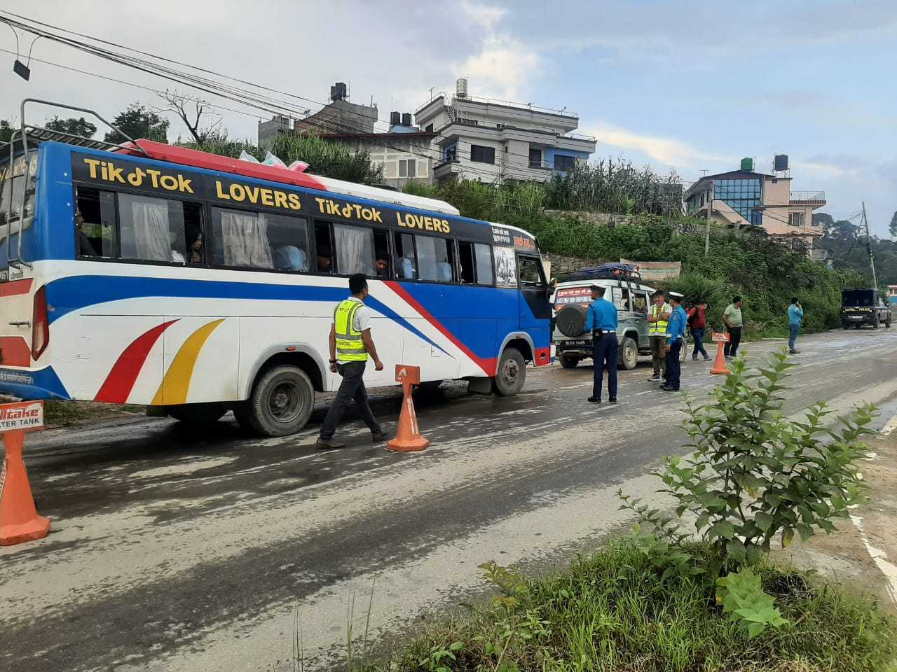 ट्राफिक प्रहरीको लापसे चेकिङ : २ जना चालक नियन्त्रणमा